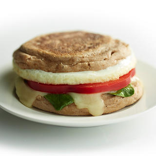 Sandwich petit-déjeuner aux épinards, à la mozzarella et au blanc d’oeuf image